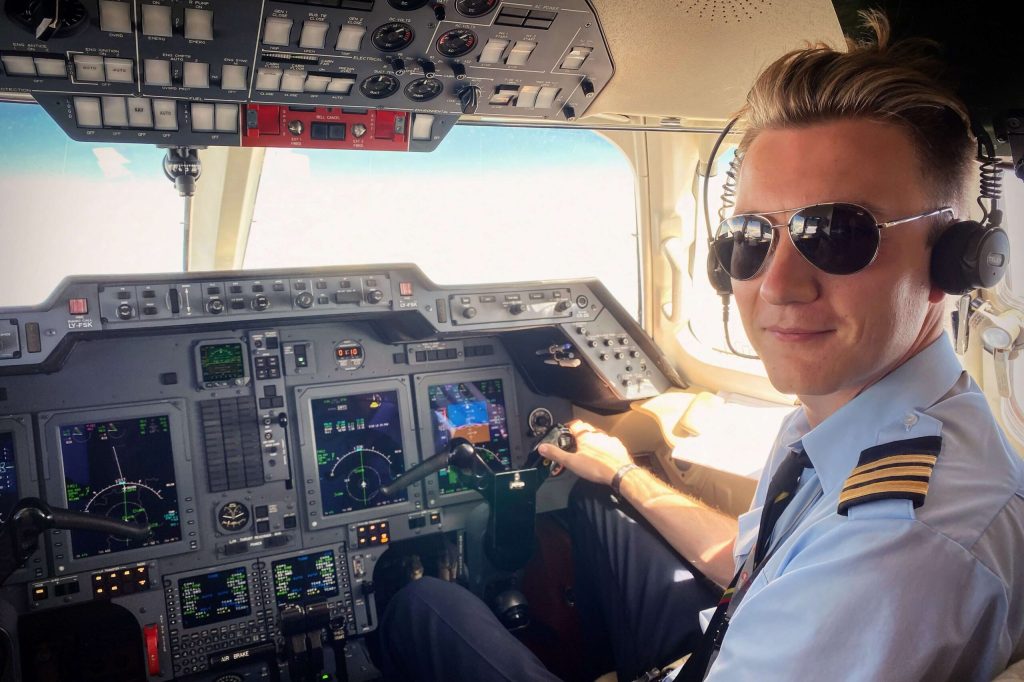 airline vs corporate pilot hiring